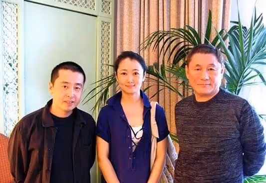 日本最調皮導演:母親拿刀砍他,祖母攔住:不,他要死在我的手上