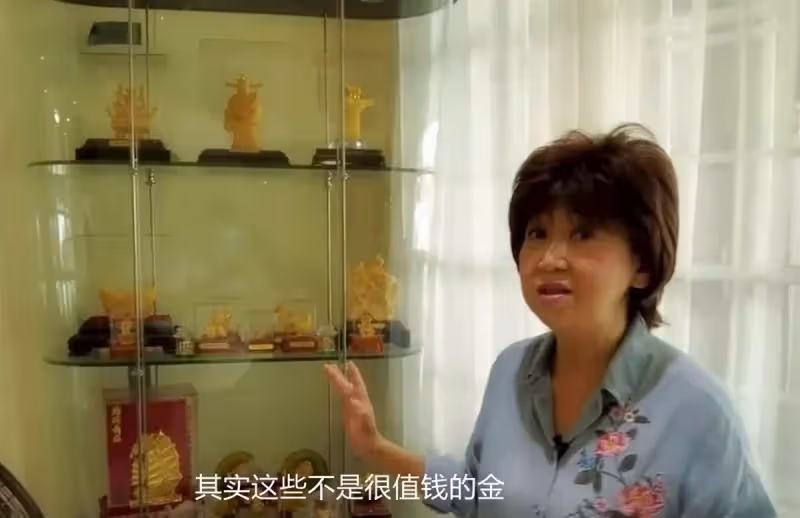 67歲朱咪咪千萬別墅曝光!坐擁「一櫃子金器」卻自嘲「不值錢」:我家不是豪宅,是狗窩
