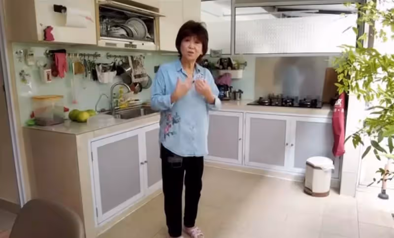 67歲朱咪咪千萬別墅曝光!坐擁「一櫃子金器」卻自嘲「不值錢」:我家不是豪宅,是狗窩