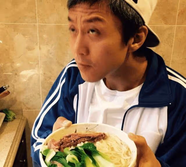 走進鄧超和孫儷的家,餐廳連燈都沒有,平時吃飯要點燭光,網友:夫妻倆還挺浪漫