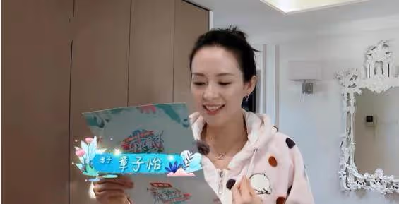 參觀章子怡現實的房子!房子就像花園別墅,內部裝修很豪華,一家人生活很幸福