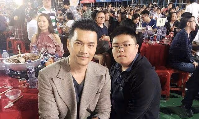 65呂良偉兒子長大了！20歲的他「等比例」長大，父子合影有意思