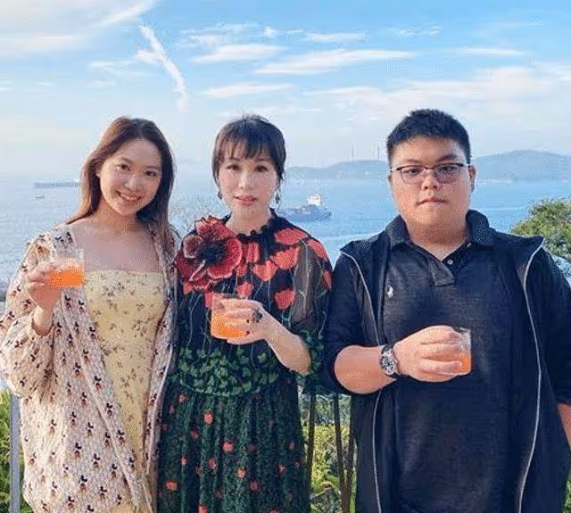 65呂良偉兒子長大了！20歲的他「等比例」長大，父子合影有意思