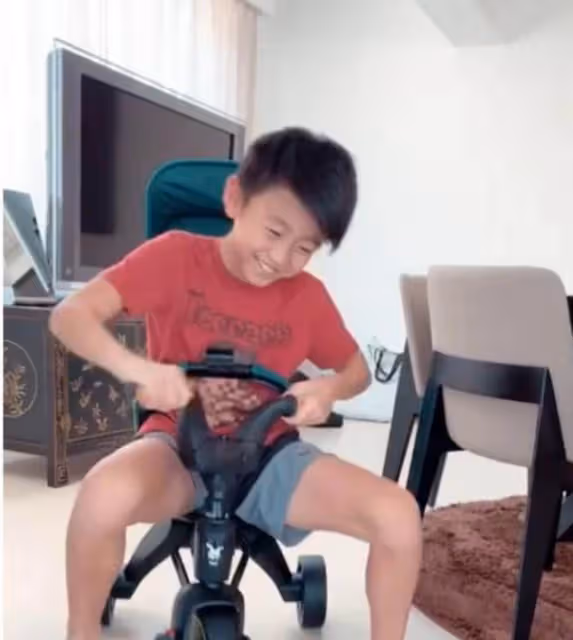 謝霆鋒二兒子「逆襲式」長大!偏分發型五官英俊,眉眼間酷似張柏芝,網友:顏值堪稱「最帥星二代」