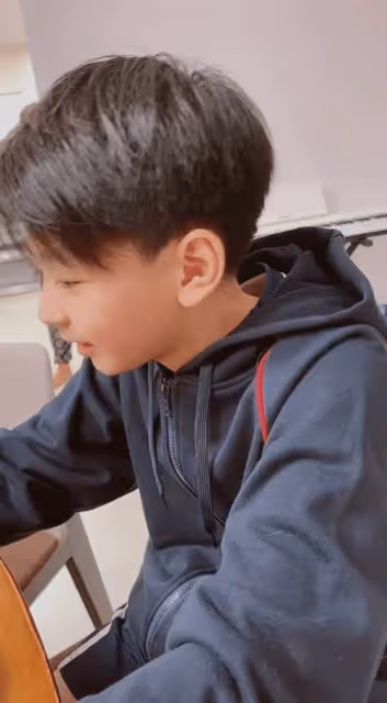 謝霆鋒二兒子「逆襲式」長大!偏分發型五官英俊,眉眼間酷似張柏芝,網友:顏值堪稱「最帥星二代」