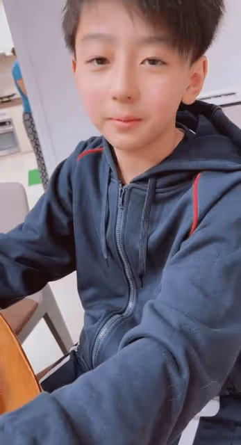 謝霆鋒二兒子「逆襲式」長大!偏分發型五官英俊,眉眼間酷似張柏芝,網友:顏值堪稱「最帥星二代」