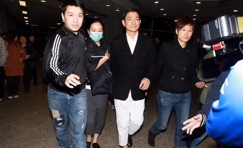 劉德華夫婦罕見合體,老婆「棉服配七分褲」看不懂,整體美感被打破,拉襠褲徹底穿成了小短腿:氣質不像天王嫂