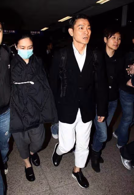 劉德華夫婦罕見合體,老婆「棉服配七分褲」看不懂,整體美感被打破,拉襠褲徹底穿成了小短腿:氣質不像天王嫂
