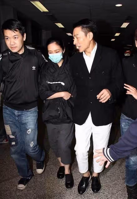劉德華夫婦罕見合體,老婆「棉服配七分褲」看不懂,整體美感被打破,拉襠褲徹底穿成了小短腿:氣質不像天王嫂