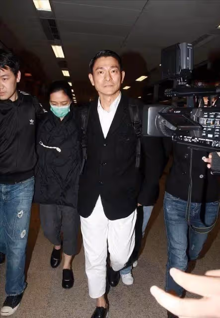 劉德華夫婦罕見合體,老婆「棉服配七分褲」看不懂,整體美感被打破,拉襠褲徹底穿成了小短腿:氣質不像天王嫂