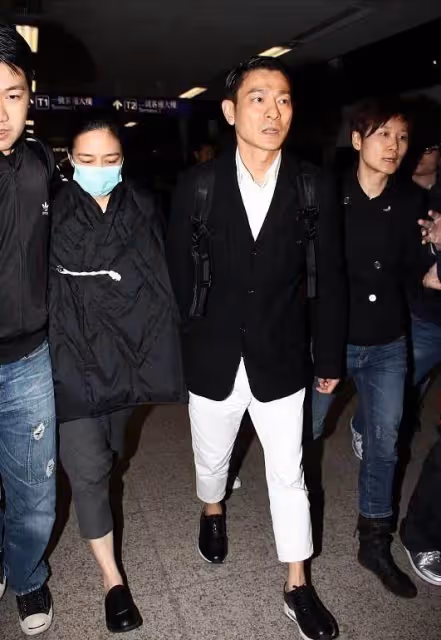 劉德華夫婦罕見合體,老婆「棉服配七分褲」看不懂,整體美感被打破,拉襠褲徹底穿成了小短腿:氣質不像天王嫂