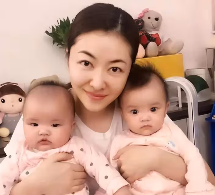 老婆再漂亮也拯救不了!孩子凸嘴小眼大鼻子,這13位男星的基因太強了,網友:媽毫無參與感