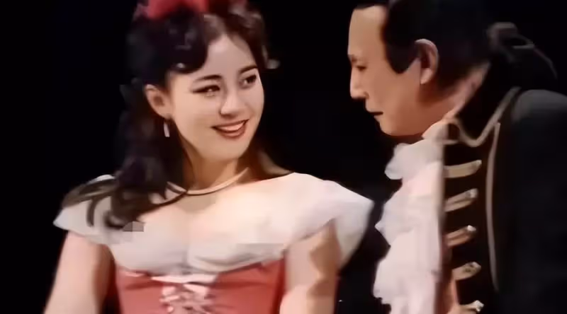 老婆再漂亮也拯救不了!孩子凸嘴小眼大鼻子,這13位男星的基因太強了,網友:媽毫無參與感