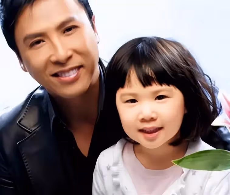 老婆再漂亮也拯救不了!孩子凸嘴小眼大鼻子,這13位男星的基因太強了,網友:媽毫無參與感