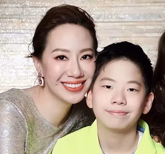 老婆再漂亮也拯救不了!孩子凸嘴小眼大鼻子,這13位男星的基因太強了,網友:媽毫無參與感