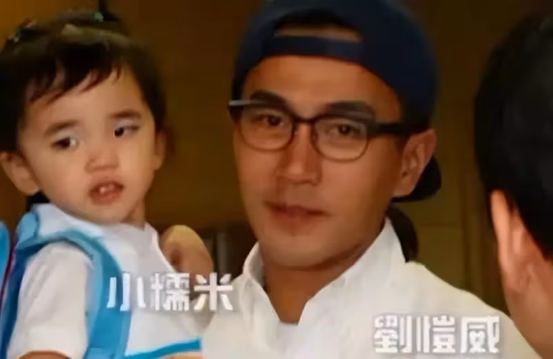 老婆再漂亮也拯救不了!孩子凸嘴小眼大鼻子,這13位男星的基因太強了,網友:媽毫無參與感