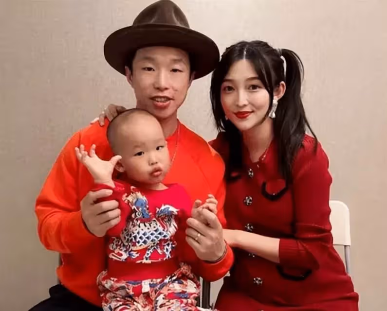 老婆再漂亮也拯救不了!孩子凸嘴小眼大鼻子,這13位男星的基因太強了,網友:媽毫無參與感