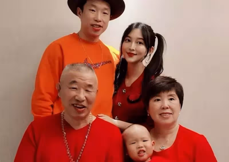 老婆再漂亮也拯救不了!孩子凸嘴小眼大鼻子,這13位男星的基因太強了,網友:媽毫無參與感