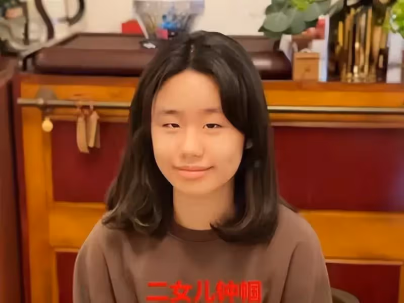 老婆再漂亮也拯救不了!孩子凸嘴小眼大鼻子,這13位男星的基因太強了,網友:媽毫無參與感