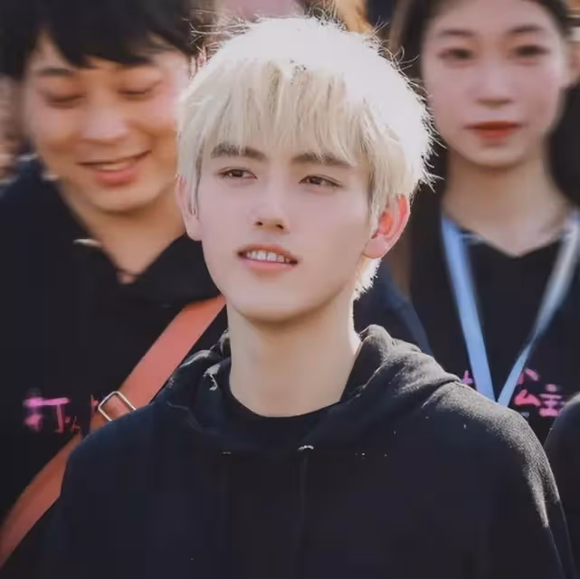 老婆再漂亮也拯救不了!孩子凸嘴小眼大鼻子,這13位男星的基因太強了,網友:媽毫無參與感