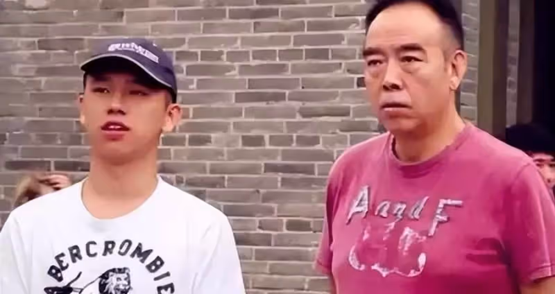 老婆再漂亮也拯救不了!孩子凸嘴小眼大鼻子,這13位男星的基因太強了,網友:媽毫無參與感