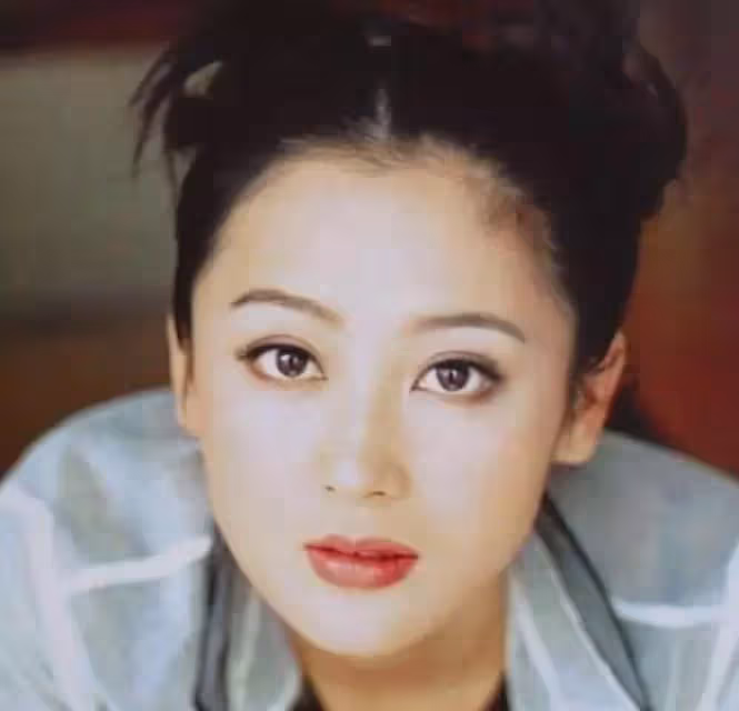 老婆再漂亮也拯救不了!孩子凸嘴小眼大鼻子,這13位男星的基因太強了,網友:媽毫無參與感