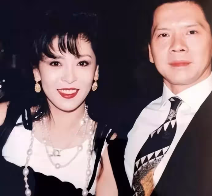 老婆再漂亮也拯救不了!孩子凸嘴小眼大鼻子,這13位男星的基因太強了,網友:媽毫無參與感