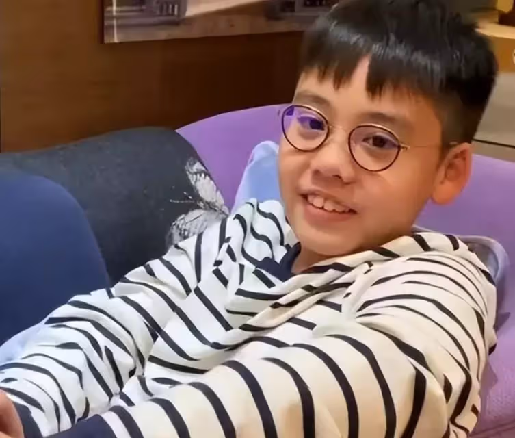 老婆再漂亮也拯救不了!孩子凸嘴小眼大鼻子,這13位男星的基因太強了,網友:媽毫無參與感
