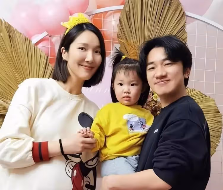 老婆再漂亮也拯救不了!孩子凸嘴小眼大鼻子,這13位男星的基因太強了,網友:媽毫無參與感