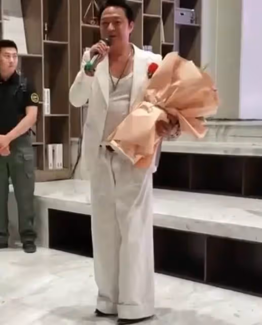 「多爾袞」馬景濤10年沒拍戲,鄉下商演身材發福皺紋明顯 ,兒子顏值成亮點