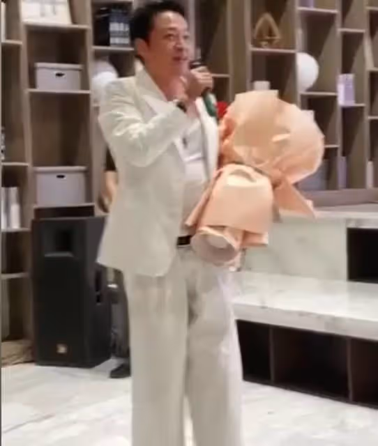 「多爾袞」馬景濤10年沒拍戲,鄉下商演身材發福皺紋明顯 ,兒子顏值成亮點