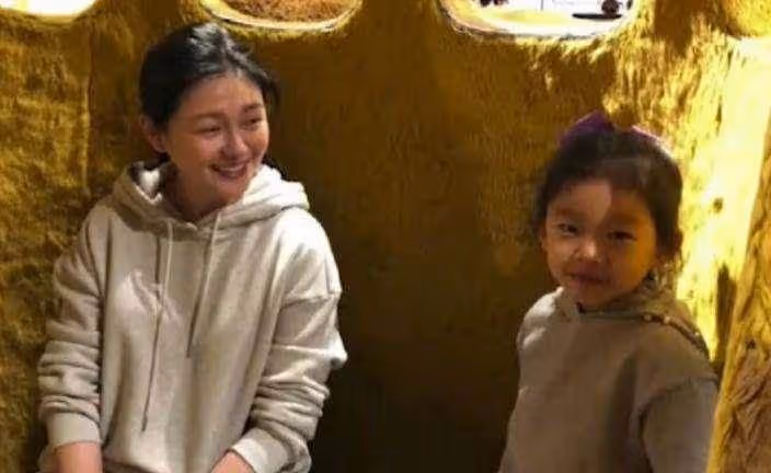 大S女兒近照曝光!8歲小玥兒顏值開掛,五官終於像大s了,網友:長大美出新高