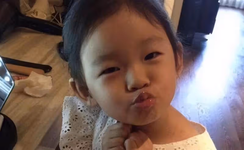 大S女兒近照曝光!8歲小玥兒顏值開掛,五官終於像大s了,網友:長大美出新高