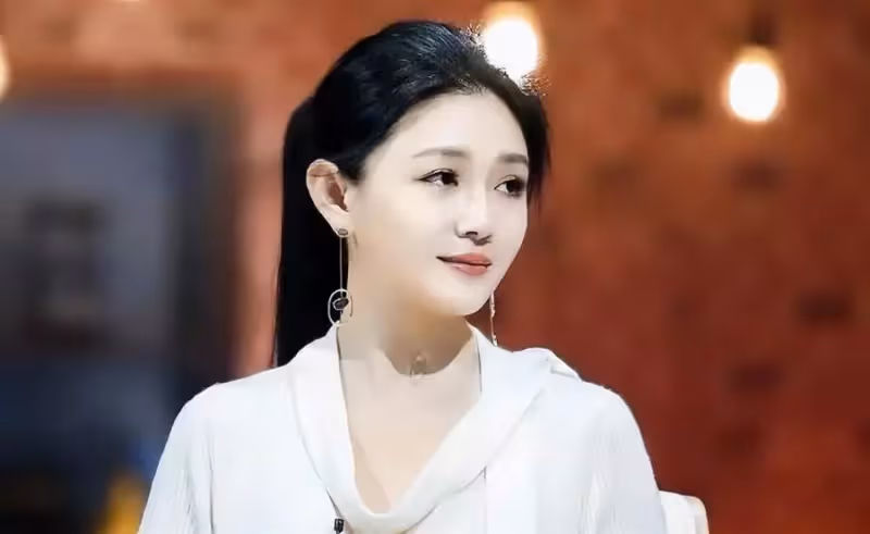 大S女兒近照曝光!8歲小玥兒顏值開掛,五官終於像大s了,網友:長大美出新高