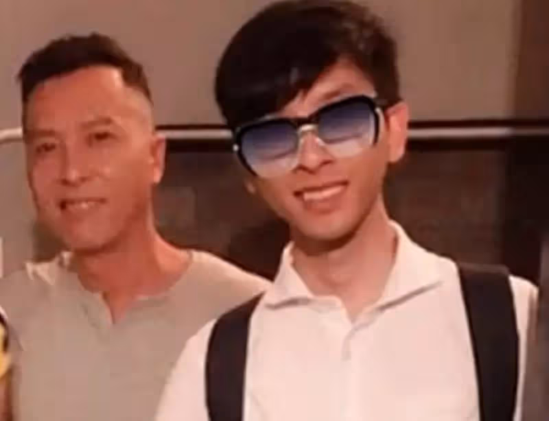 同為甄子丹的兒子,一位生病住院都不探望,另一位則被父母寵上天,網友:明顯偏心!