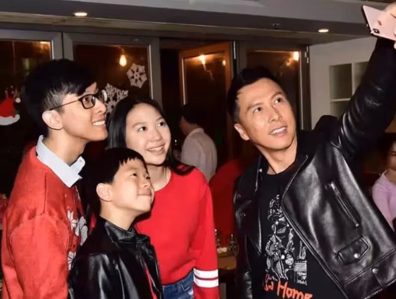 同為甄子丹的兒子,一位生病住院都不探望,另一位則被父母寵上天,網友:明顯偏心!