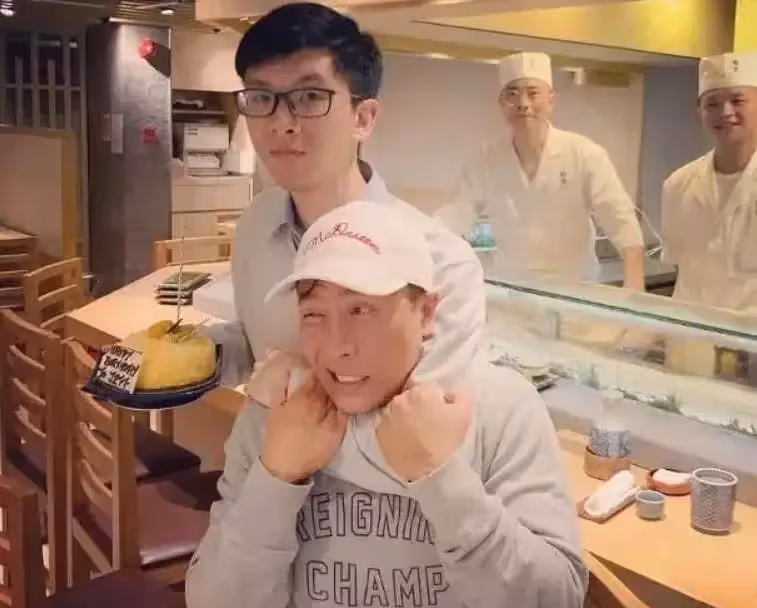 同為甄子丹的兒子,一位生病住院都不探望,另一位則被父母寵上天,網友:明顯偏心!