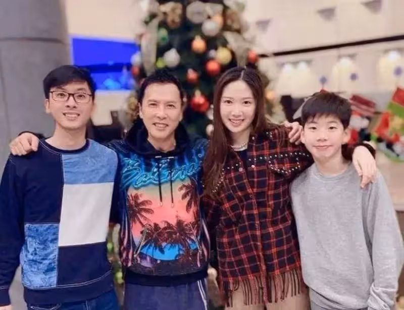 同為甄子丹的兒子,一位生病住院都不探望,另一位則被父母寵上天,網友:明顯偏心!