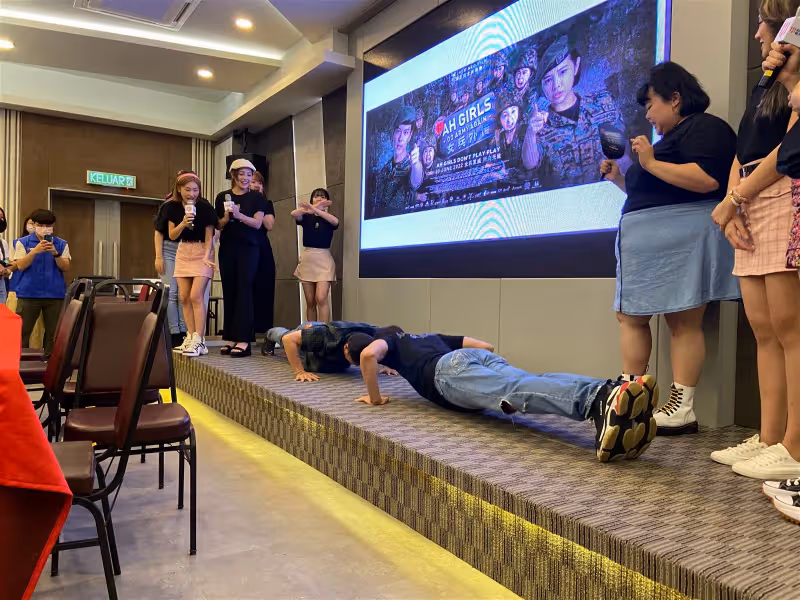 梁志強寶刀未老　與《女兵外傳2》男丁尬伏地挺身！