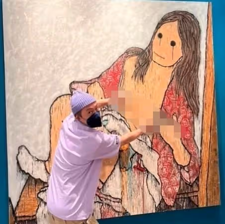 陳冠希對裸女畫公然「襲胸」　網虧：男兒本色