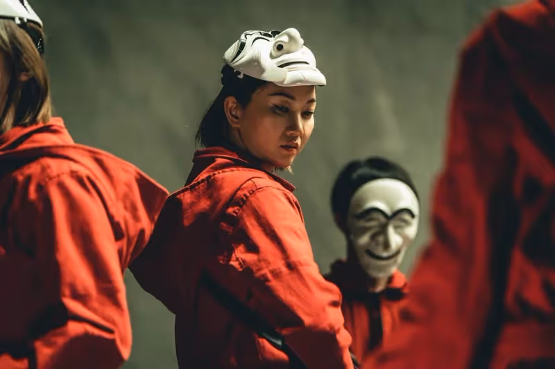 《紙房子：韓國篇》不與《魷魚遊戲》作比較　朴海秀再穿制服笑虧：快完成紅綠燈