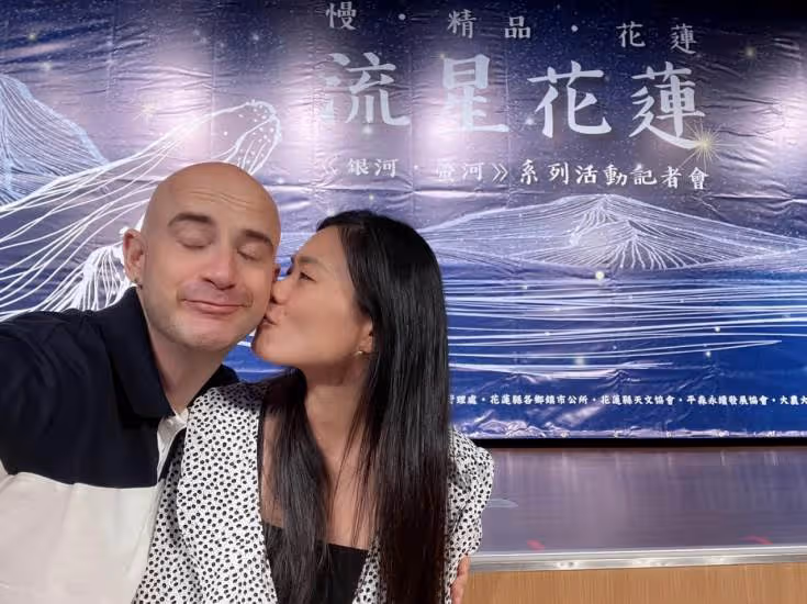 主持人吳鳳曾「35歲沒房零存款」!愛妻「放棄10萬月薪」挺他,今曬刺青被酸「未來會失婚有新老婆」霸氣回應:我的人生交給她