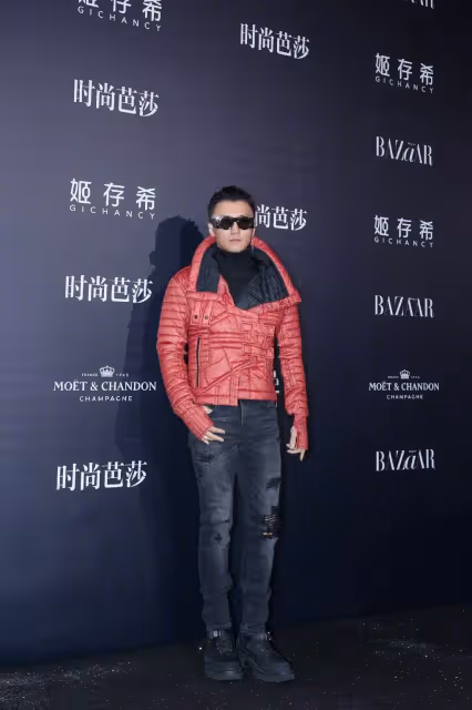 42歲的謝霆鋒素顏現身!戴墨鏡撞臉父親「謝賢」,裹大紅襖子被嘲丑,網友直呼:認不出