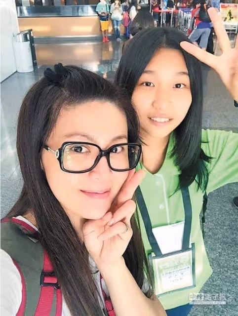做單親媽18年！鄭仲茵鬆口「差點以為自己是傭人」小孩真的不好養，淚「在女兒面前要演戲」：再苦也只能扛