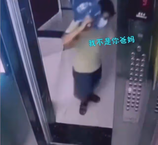 「我不是你爸媽,不會慣著你」男子扛25公斤水出電梯出被熊孩子絆了一腳,轉身回擊「下場超解氣」:幫你父母教育你