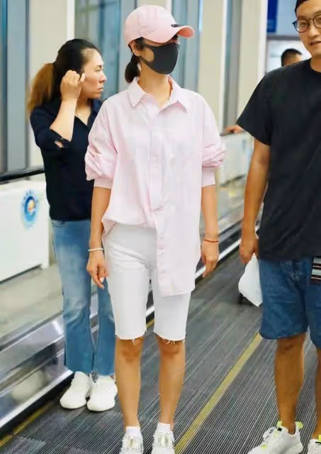 47歲林心如「老態」明顯,發縫突出,酒窩也難掩大媽感,網友:這才是40歲真實的樣子