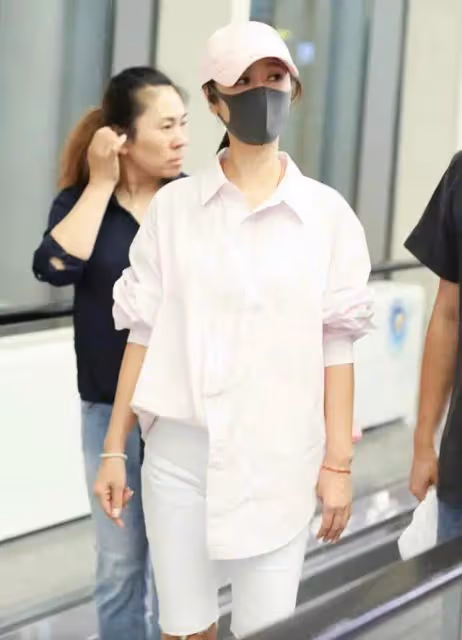 47歲林心如「老態」明顯,發縫突出,酒窩也難掩大媽感,網友:這才是40歲真實的樣子