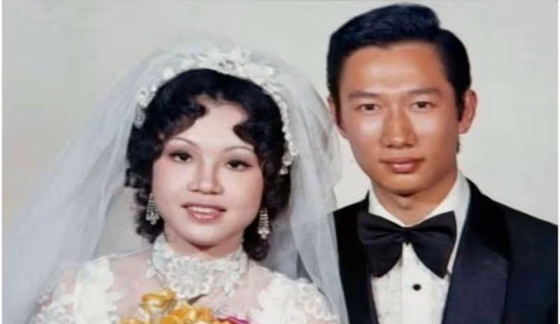 曾馨瑩為13歲女兒慶生,「母女像姐妹」三孩媽還是很苗條,郭台銘罕見現身同框:全家福畫面甜蜜溫馨