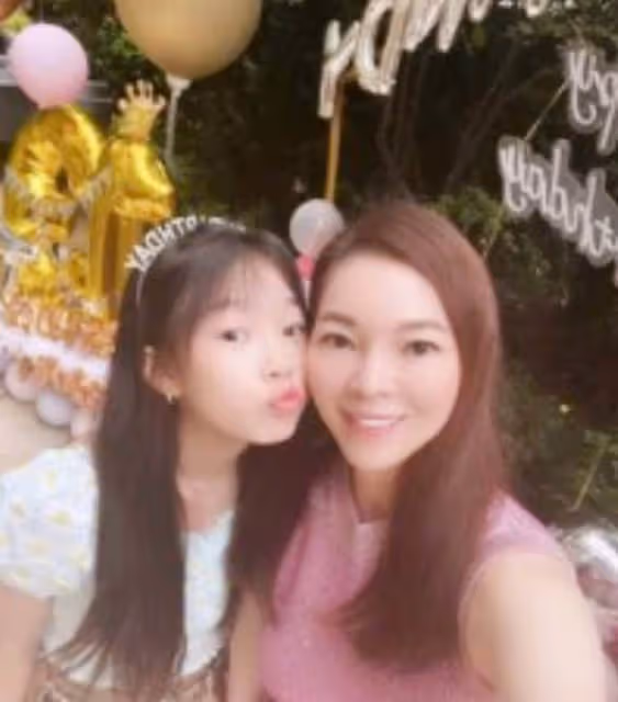 曾馨瑩為13歲女兒慶生,「母女像姐妹」三孩媽還是很苗條,郭台銘罕見現身同框:全家福畫面甜蜜溫馨