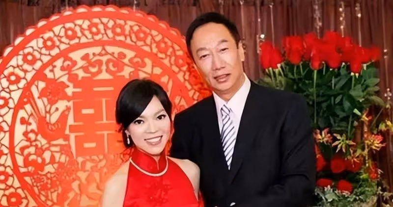 曾馨瑩為13歲女兒慶生,「母女像姐妹」三孩媽還是很苗條,郭台銘罕見現身同框:全家福畫面甜蜜溫馨